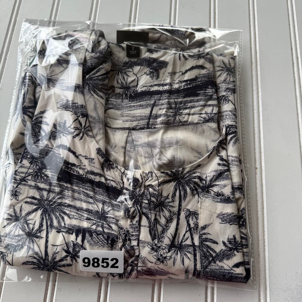 Torrid challis henley pocket sleeveless tank in a jungle toile print Size 2 - Picture 9 of 9